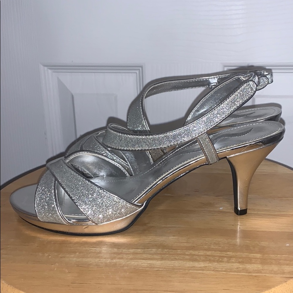 Silver Heels - Picture 2 of 2